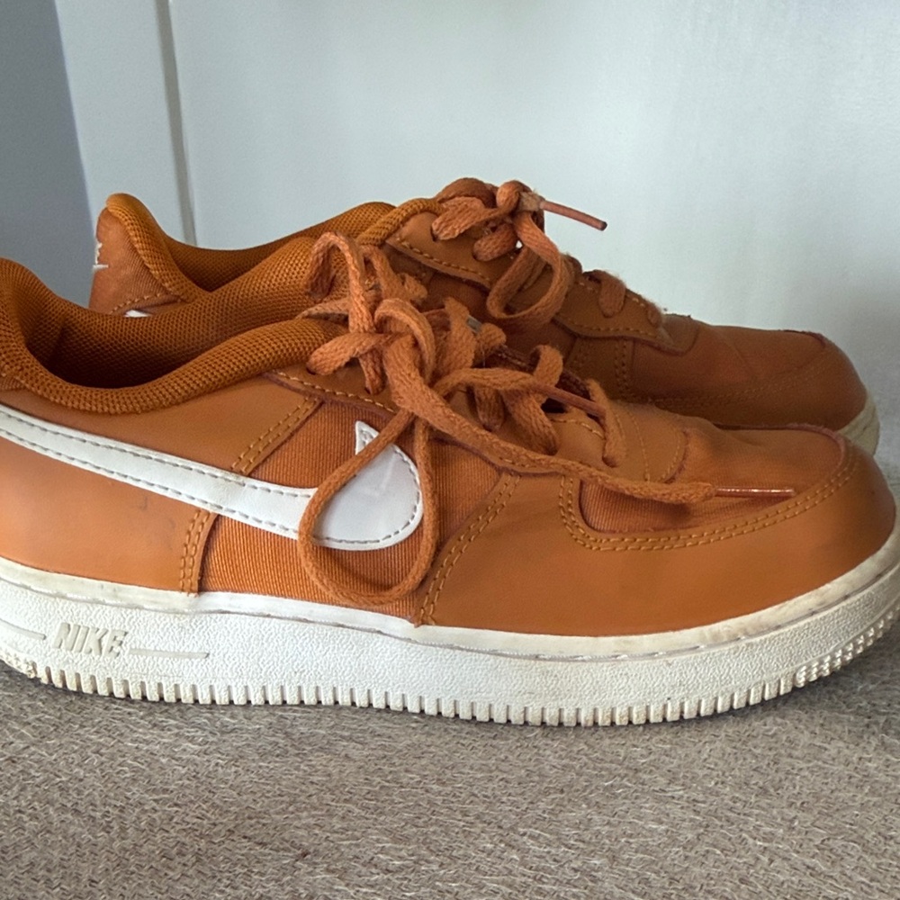 Nike Low-Top Air Force 1 Sneakers in tan with White Swoosh kids size 2.5